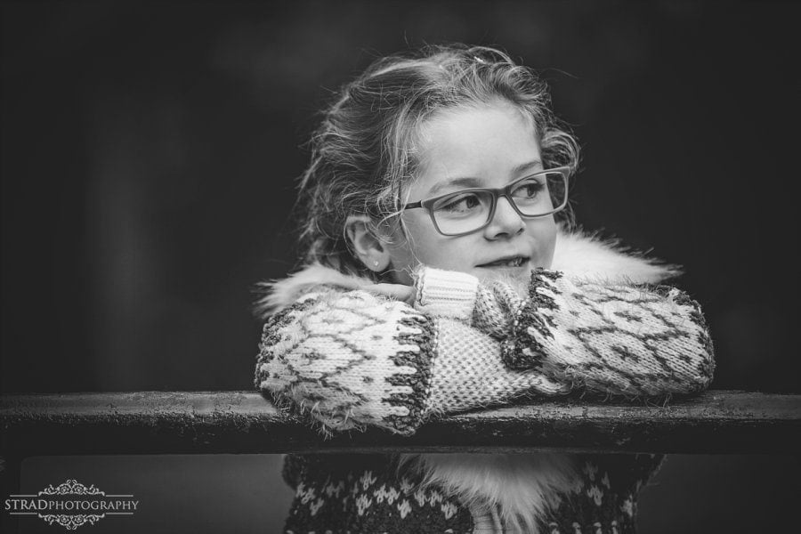 autumn family photography glasgow, rouken glen park, dad, daughter, daughters, family, family photo session, family photographer glasgow, family portrait, family shoot, father, glasgow, leaves, mother, mum, park, scotland