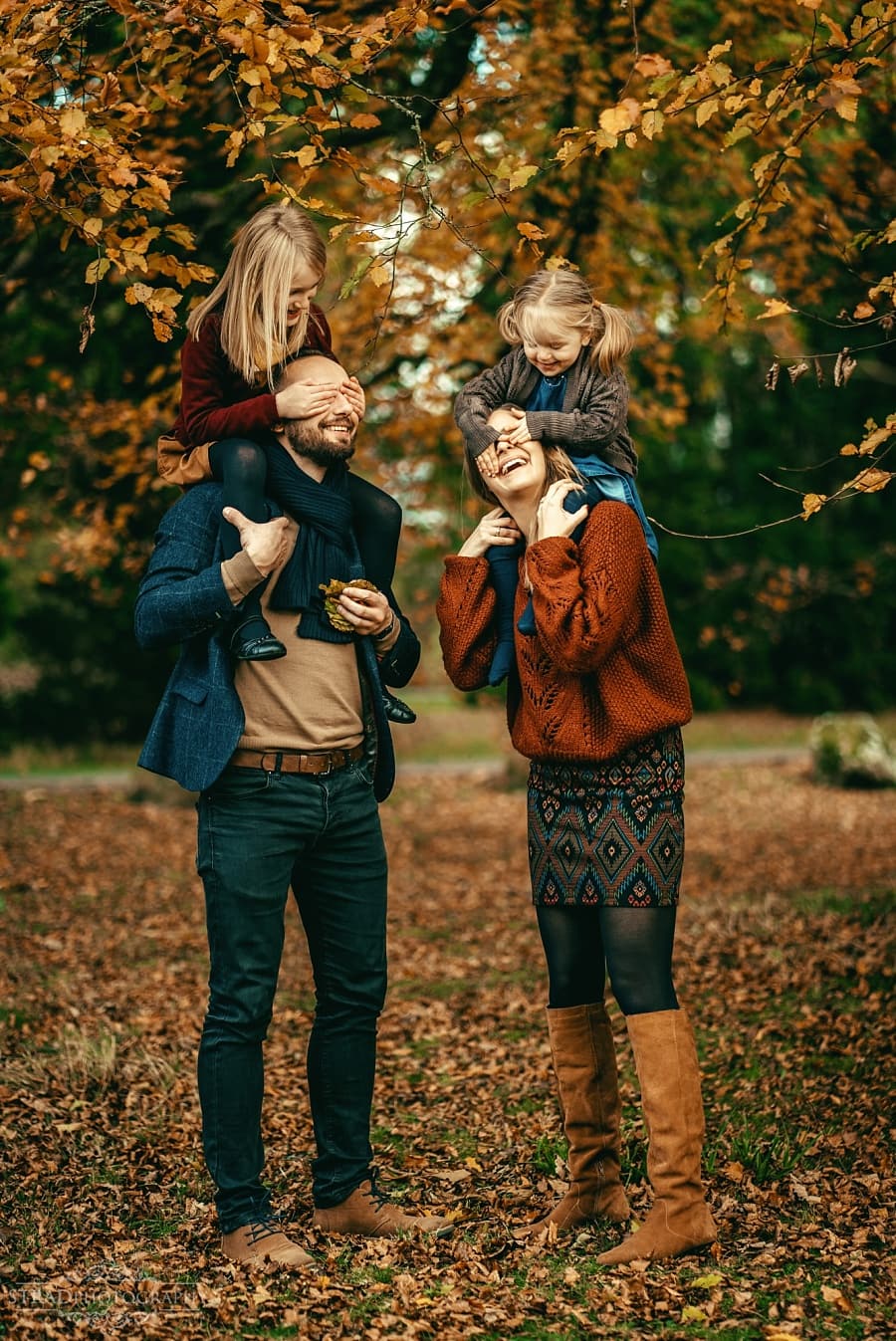 kids on their parents shoulders are covering their eyes in Balloch Country Park