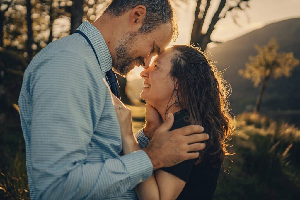 Romantic couples photos at Kilchurn Castle viewpoint