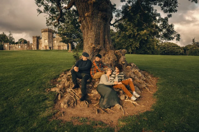 A beautiful family session in Balloch Park with Amber, her husband, and their two teenage boys. The weather could not have been better, with such a lovely sky above Loch Lomond. Amber is also a family photographer back home in Canada which made this session an extra fun challenge for me. We laughed a lot, enjoyed the scenery, and captured so many happy moments together.....#ballochpark #lochlomondphotographer #scotlandfamilyphotographer #scotlandphotography #glasgowfamilyphotographer #scotlandvacationphotographer #scotlandwithkids #familyphotoscotland #scotlandfamily #familysession #scotlandphototrip #scotlandphotographer #lochlomondfamilyphotographer #familyportraitscotland #scotlandholidayphotographer #ballochfamilyphotographer #highlandsfamilyphotographer #scottishphotographer #familyphotoshootuk #lochlomond